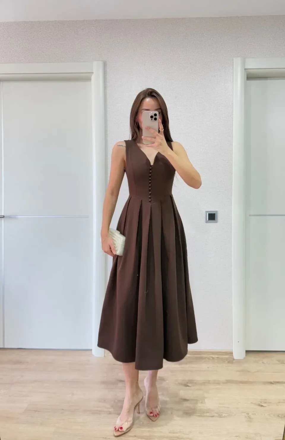 V yaka Krep Arka Ön Pens Detaylı Uzun Kolsuz Elbise- Kahverengi