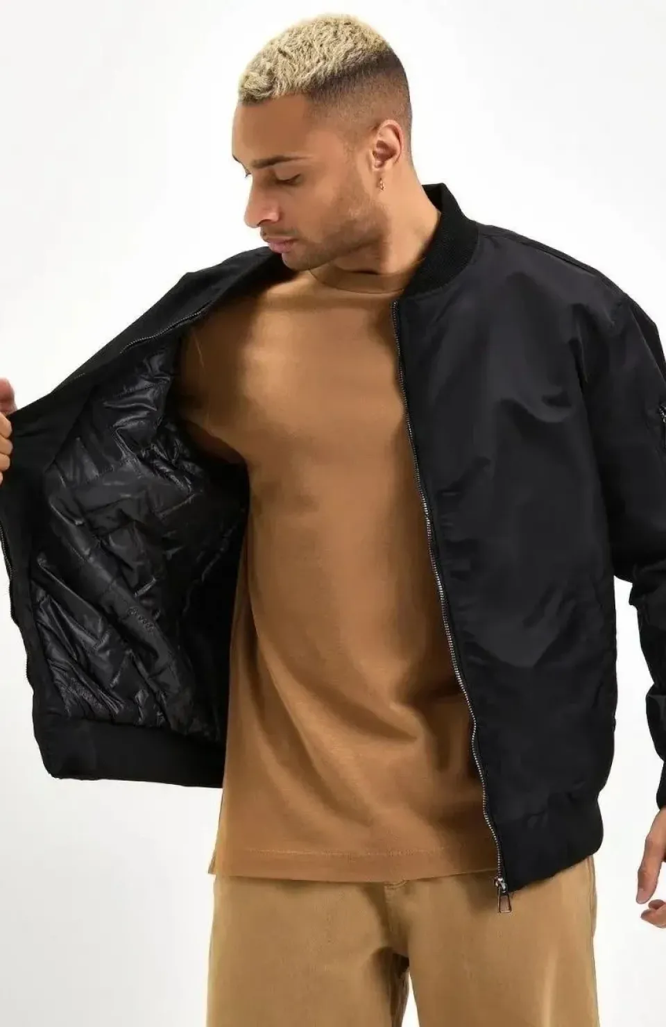 Unisex Siyah Bomber Mont – Su İtici Kumaş, Kapitone Astarlı, Fermuarlı ve Günlük Kullanıma Uygun Ceket- Siyah