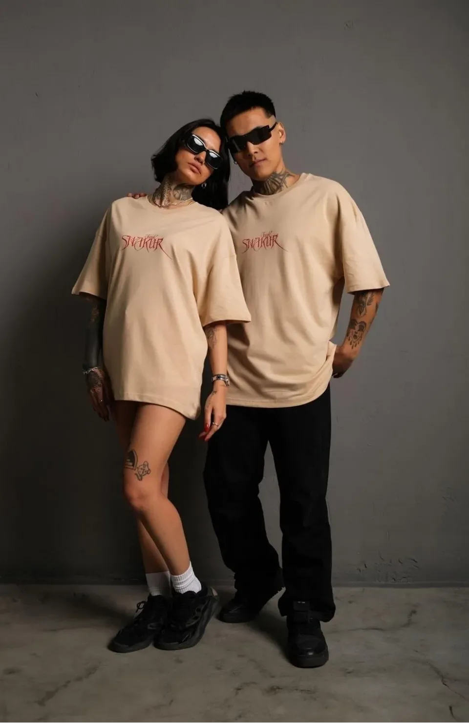 Erkek Oversize Tişört – Beyaz 24/1 Penye Kumaş, Bisiklet Yaka, Ön & Arka Baskılı, Streetwear Tarzı Rahat Büyük Kalıp T-Shirt - Bej