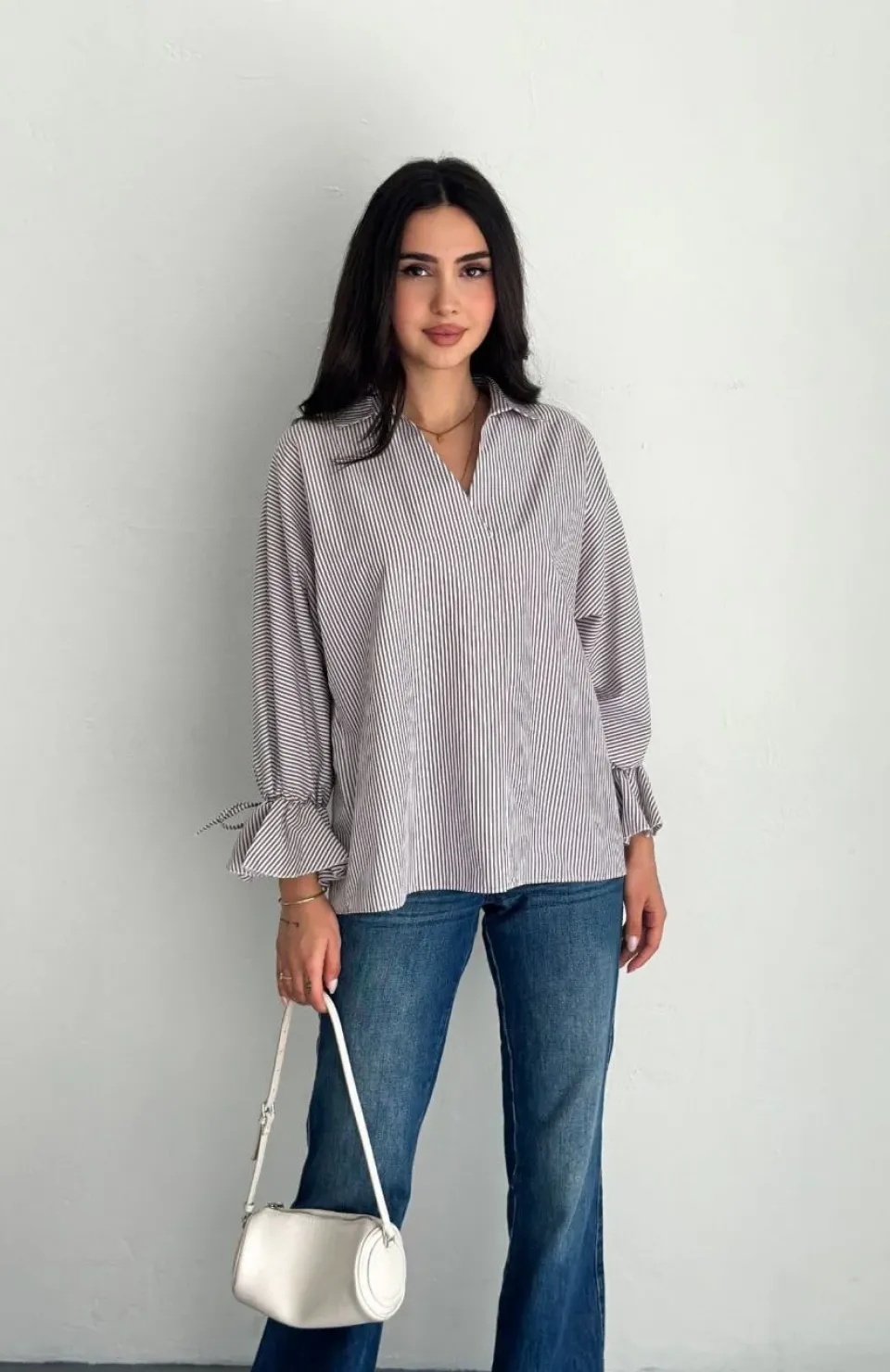 Kadın Arkası Asimetrik Yırtmaç Kesim Detaylı Cizgili Bluz Gömlek - Gri