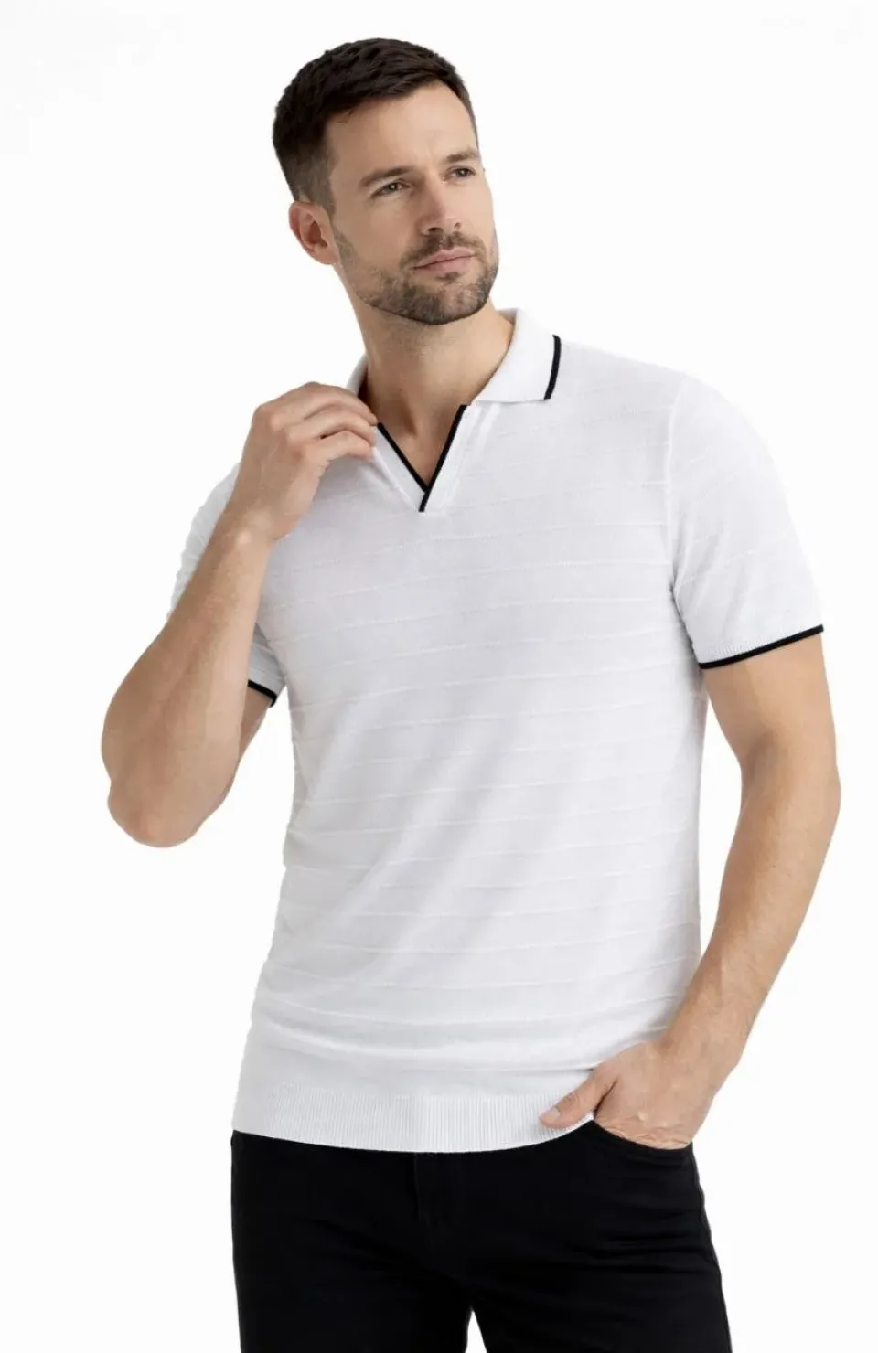 Erkek Triko Kumaş Yakalı Düğmesiz Açık Yaka Fitilli Kısa Kollu Regular Fit Tişört T-shirt - Beyaz Somersan Giyim | Kadın, Erkek ve Çocuk Moda