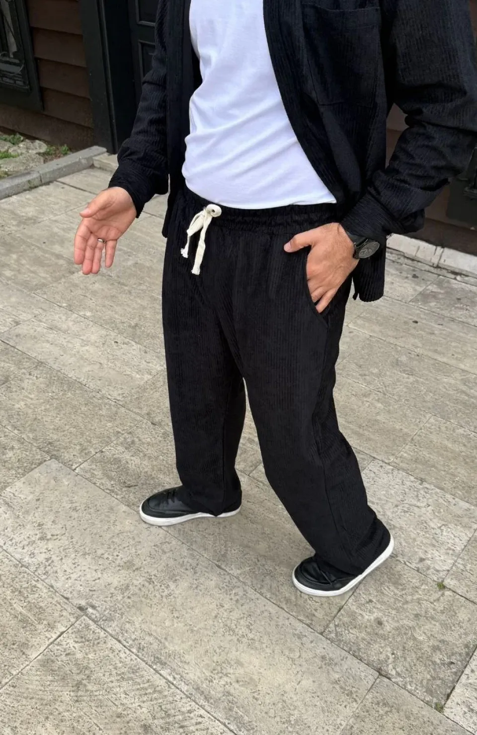 Erkek Kadife Oversize Takım – Gömlek ve Pantolon İkili Set Füme Corduroy Şıklığı, Rahat ve Zarif Duruş Yumuşak Dokulu Kadife Kumaş, Düğmeli Gömlek Üst ve Lastikli Pantolon Alt Parça ile Gün Boyu Konfor- Siyah