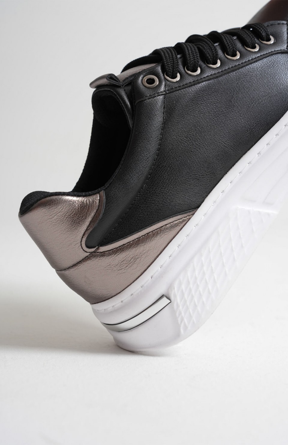 Platin Detaylı Siyah Kadın Spor Ayakkabı TR01MS03B Somersan Giyim | Kadın, Erkek ve Çocuk Moda