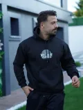 Erkek Oversize Üç İplik Kapüşonlu Sweatshirt – Siyah Sırt ve Ön Baskılı, Kanguru Cepli, Rahat Kalıp, İçi Pamuklu ModeL-Siyah