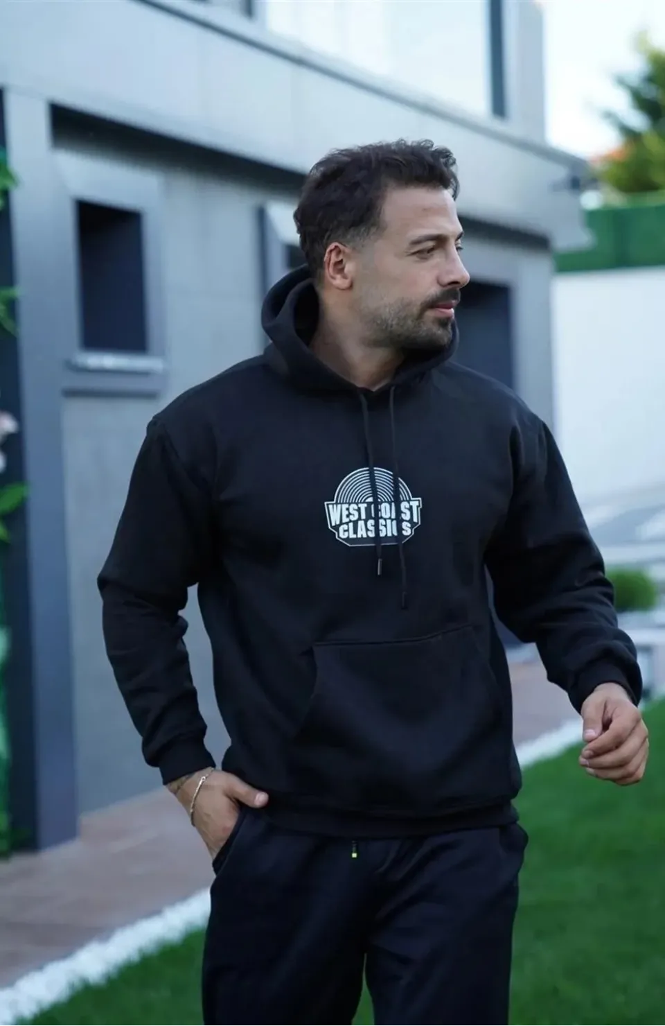 Erkek Oversize Üç İplik Kapüşonlu Sweatshirt – Siyah Sırt ve Ön Baskılı, Kanguru Cepli, Rahat Kalıp, İçi Pamuklu ModeL-Siyah