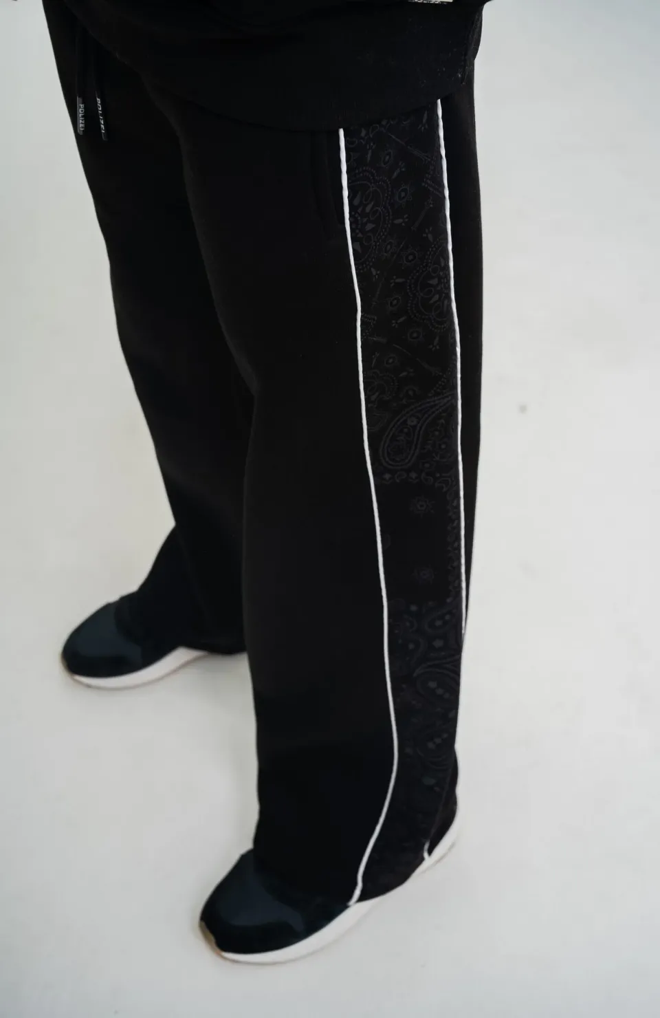 Üç İplik İçi Pamuklu Ara Biyeli Baskılı Baggy Eşofman Pantolon - Siyah Somersan Giyim | Kadın, Erkek ve Çocuk Moda