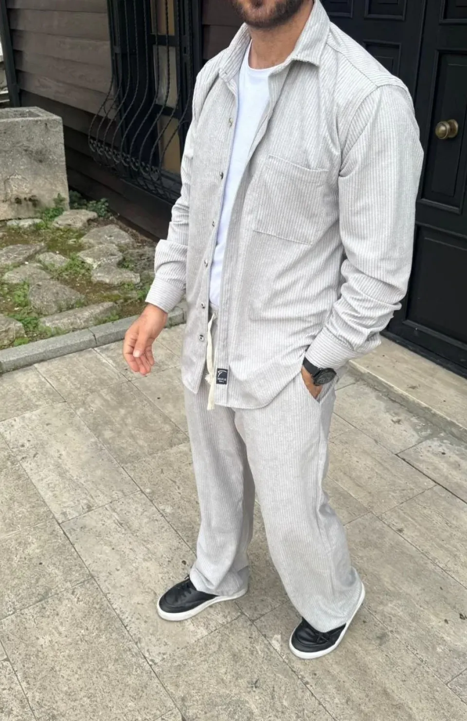 Erkek Kadife Oversize Takım – Gömlek ve Pantolon İkili Set Füme Corduroy Şıklığı, Rahat ve Zarif Duruş Yumuşak Dokulu Kadife Kumaş, Düğmeli Gömlek Üst ve Lastikli Pantolon Alt Parça ile Gün Boyu Konfor- Gri