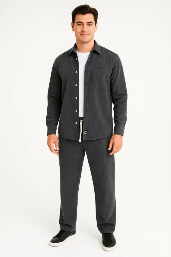 Erkek Kadife Oversize Takım – Gömlek ve Pantolon İkili Set Füme Corduroy Şıklığı, Rahat ve Zarif Duruş Yumuşak Dokulu Kadife Kumaş, Düğmeli Gömlek Üst ve Lastikli Pantolon Alt Parça ile Gün Boyu Konfor- Füme