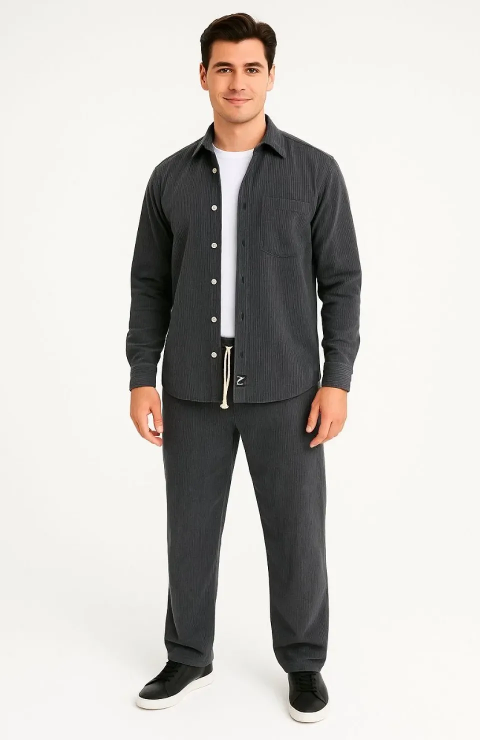 Erkek Kadife Oversize Takım – Gömlek ve Pantolon İkili Set Füme Corduroy Şıklığı, Rahat ve Zarif Duruş Yumuşak Dokulu Kadife Kumaş, Düğmeli Gömlek Üst ve Lastikli Pantolon Alt Parça ile Gün Boyu Konfor- Füme