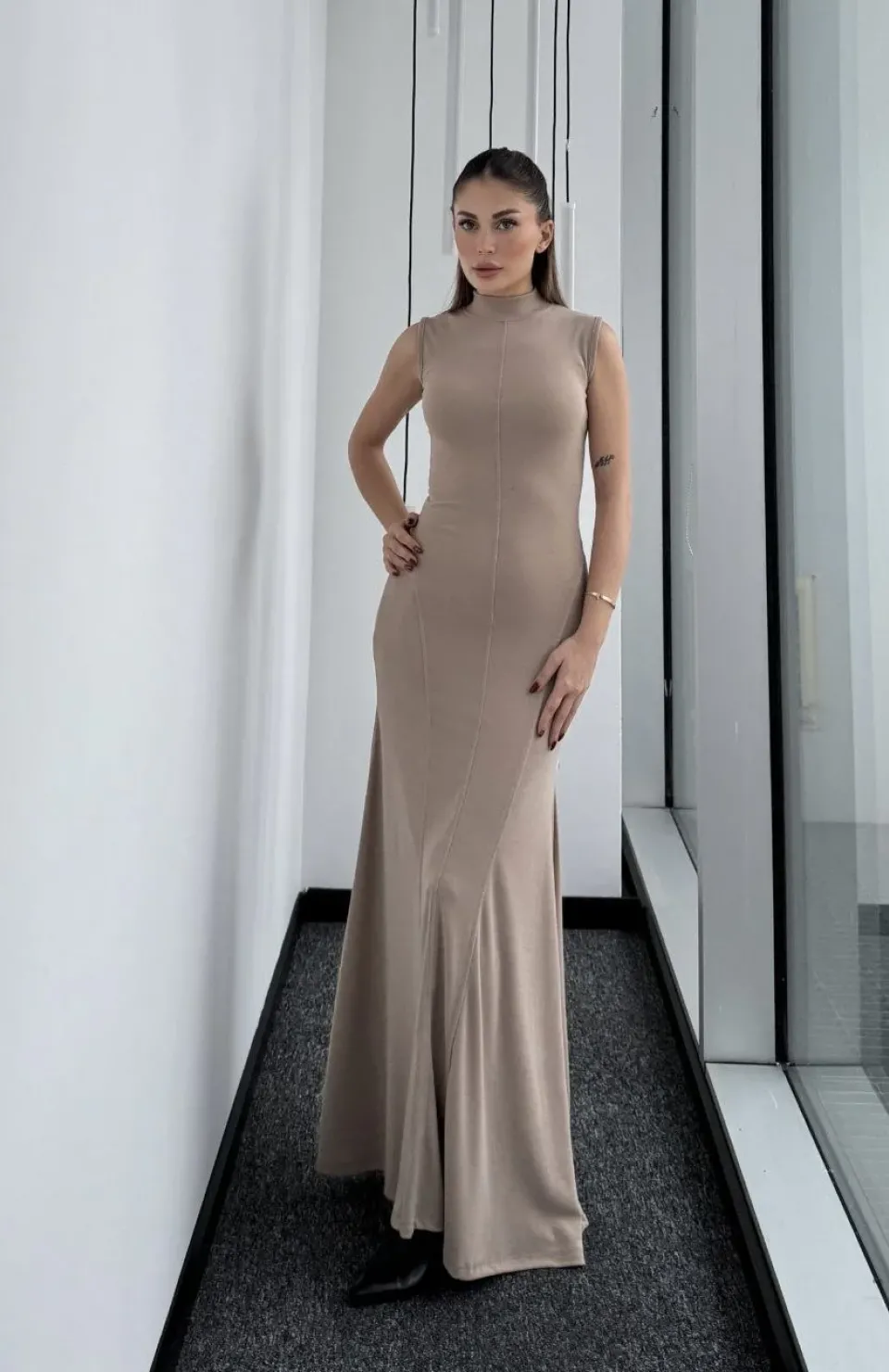 Kolsuz Yarım Bogazlı Uzun Elbise- Bej