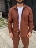 Erkek Kadife Oversize Takım – Gömlek ve Pantolon İkili Set Füme Corduroy Şıklığı, Rahat ve Zarif Duruş Yumuşak Dokulu Kadife Kumaş, Düğmeli Gömlek Üst ve Lastikli Pantolon Alt Parça ile Gün Boyu Konfor- Kiremit