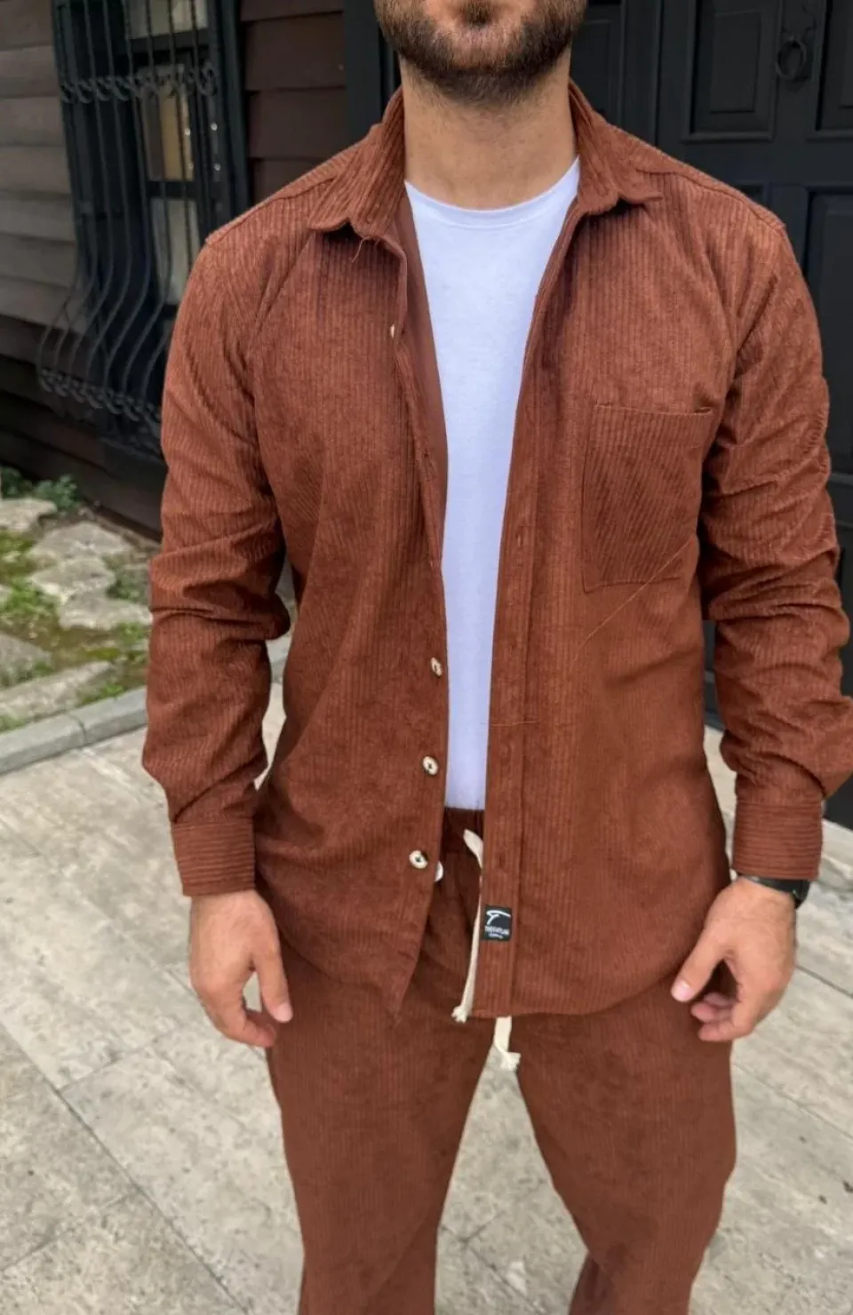 Erkek Kadife Oversize Takım – Gömlek ve Pantolon İkili Set Füme Corduroy Şıklığı, Rahat ve Zarif Duruş Yumuşak Dokulu Kadife Kumaş, Düğmeli Gömlek Üst ve Lastikli Pantolon Alt Parça ile Gün Boyu Konfor- Kiremit