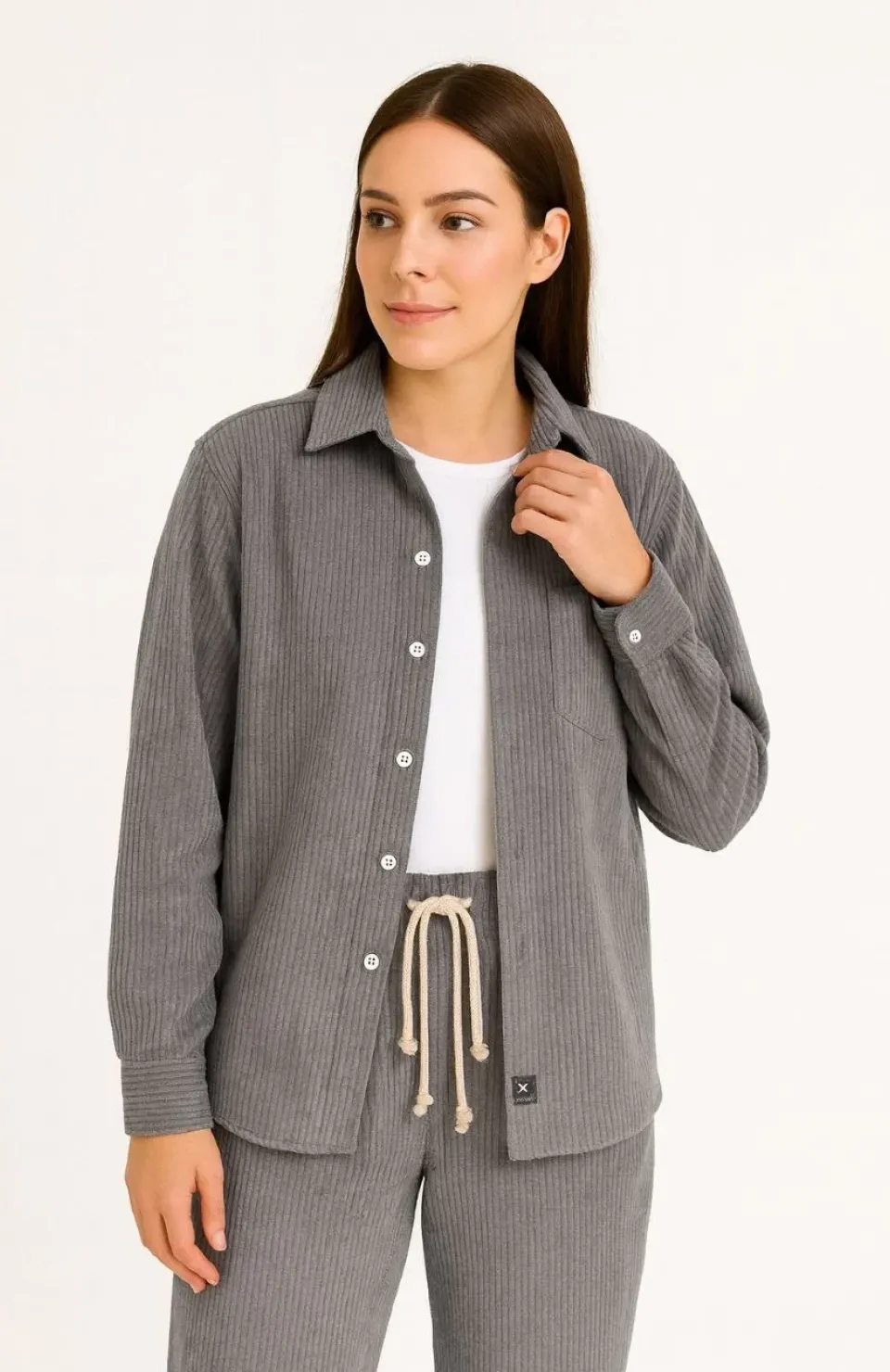 Kadın Kadife Oversize Takım – Gömlek ve Pantolon İkili Set Füme Corduroy Şıklığı, Rahat ve Zarif Duruş Yumuşak Dokulu Kadife Kumaş, Düğmeli Gömlek Üst ve Lastikli Pantolon Alt Parça ile Gün Boyu Konfor- Füme