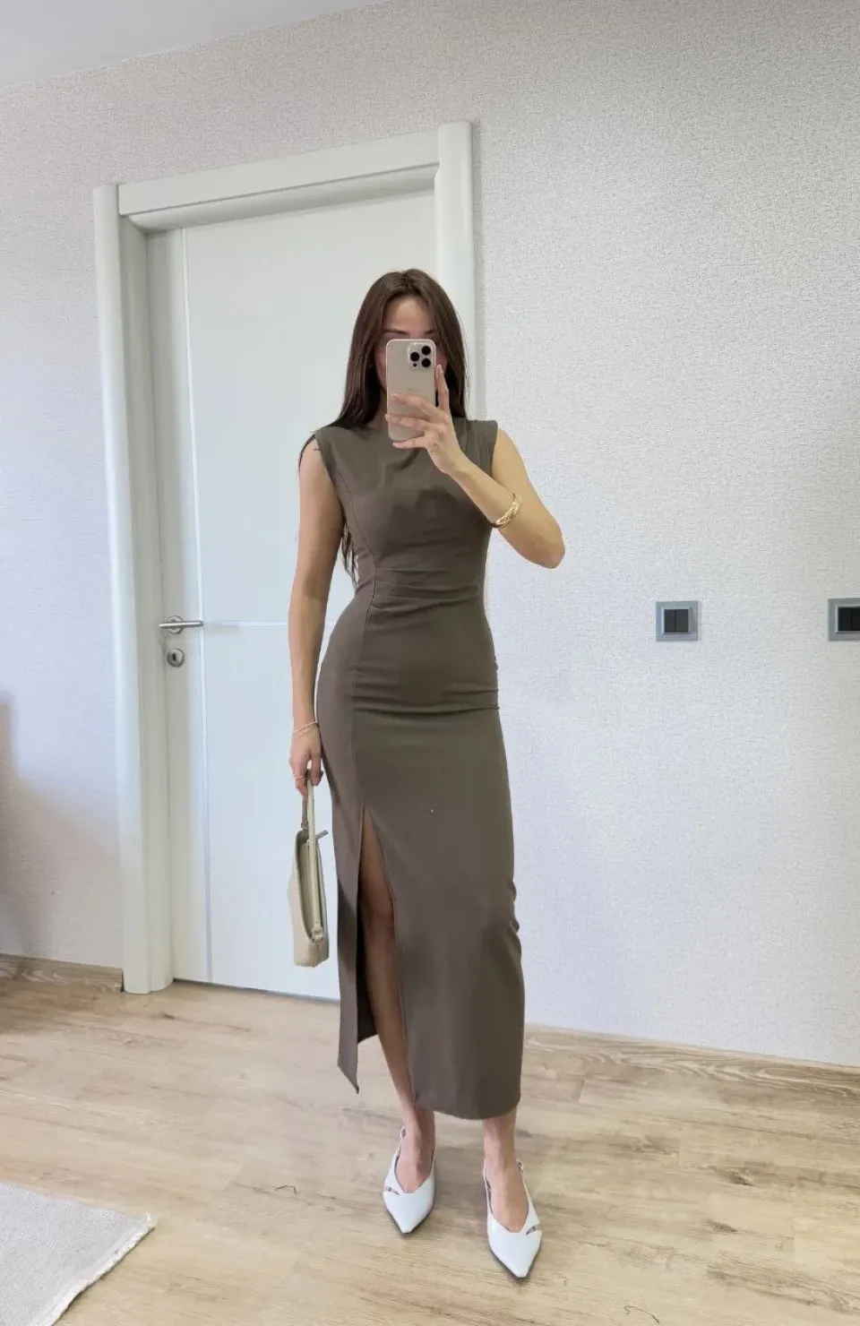 Yırtmaç Detaylı Sırtlı Kapalı Yandan Derin Yırtmaç Detaylı Kolsuz Elbise - Antrasit