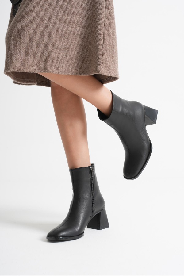 Kadın Siyah Topuklu Bot TR08MK24A