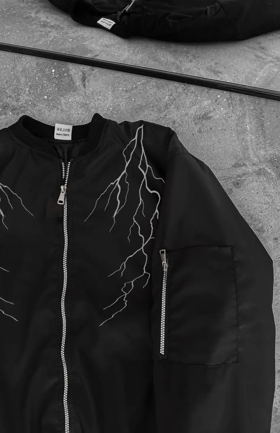 Unisex Siyah Bomber Mont – Beyaz Şimşek Desenli, Fermuarlı Cepli, Kapitone Astarlı Sokak Stili Günlük Ceket - Siyah