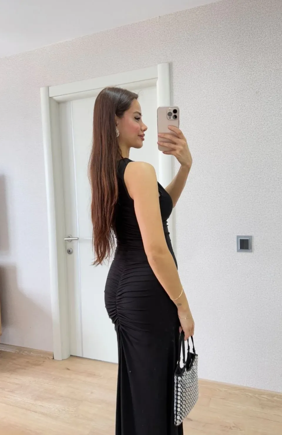 Bürümcük Kumaşlı İçi Astarlı Üzgülü Kolsuz Büzgülü Uzun Elbise - Siyah