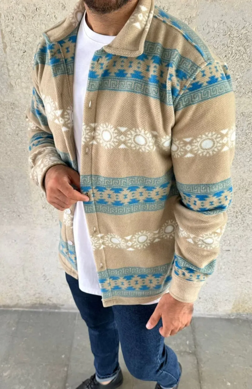 Erkek Desenli Polar Gömlek – Etnik Şerit Desen Yakalı, Uzun Kollu, Düğmeli, Oversize Rahat Kalıp - Sarı