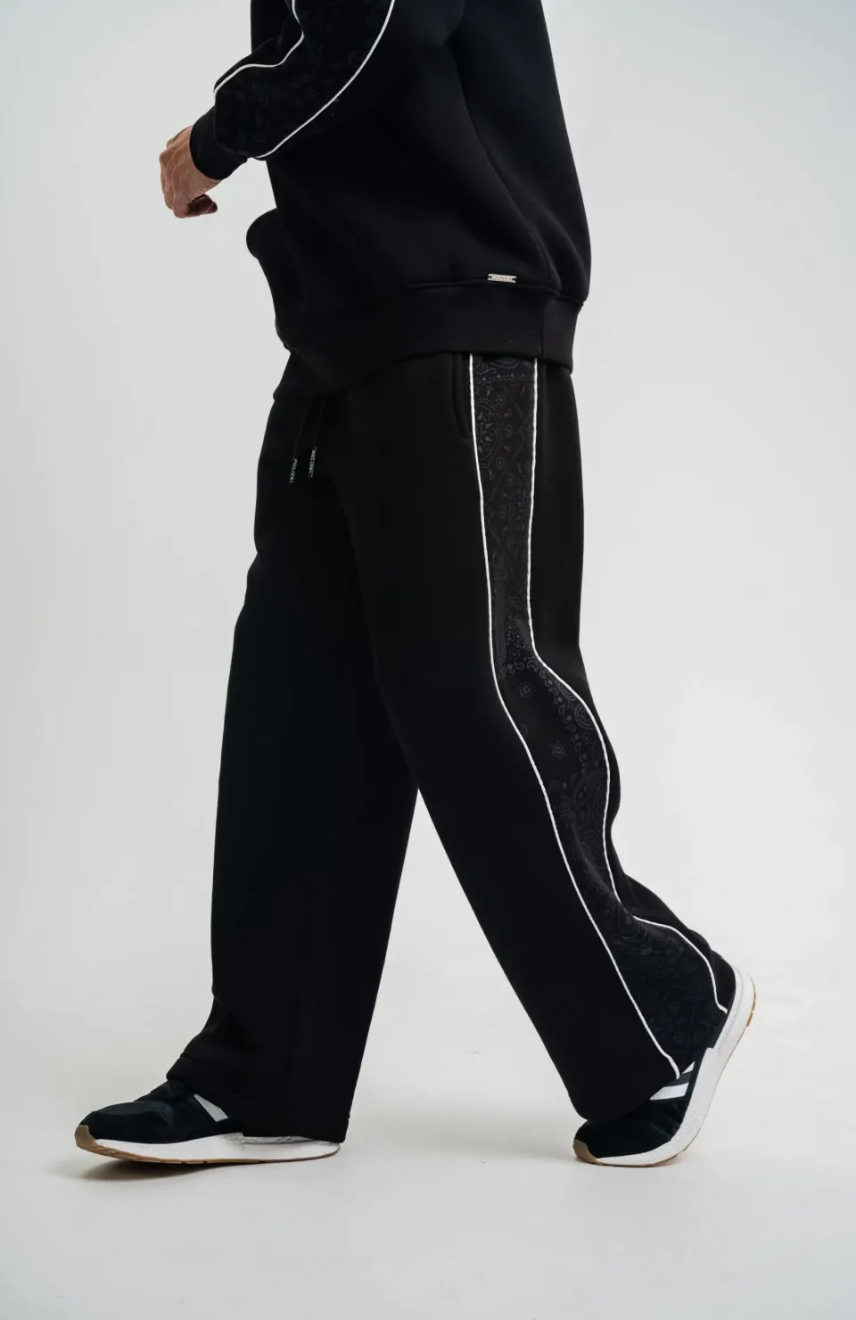 Üç İplik İçi Pamuklu Ara Biyeli Baskılı Baggy Eşofman Pantolon - Siyah Somersan Giyim | Kadın, Erkek ve Çocuk Moda