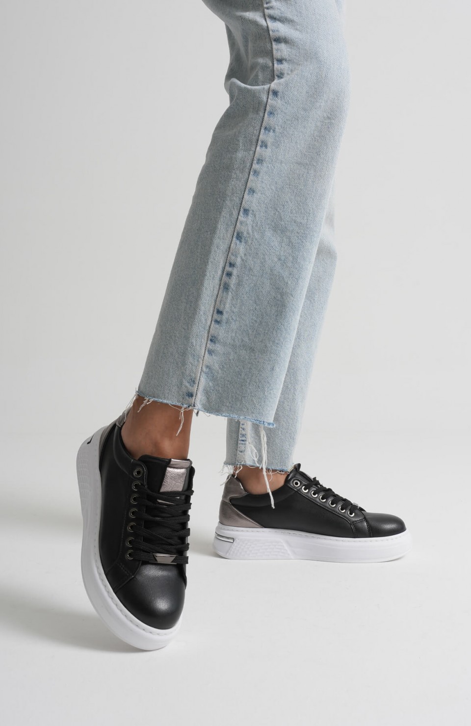 Platin Detaylı Siyah Kadın Spor Ayakkabı TR01MS03B Somersan Giyim | Kadın, Erkek ve Çocuk Moda