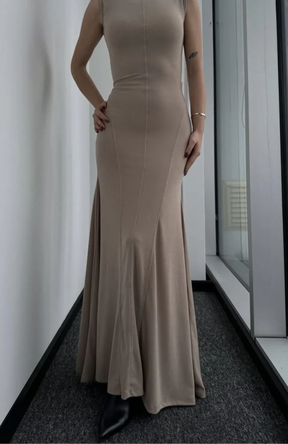 Kolsuz Yarım Bogazlı Uzun Elbise- Bej