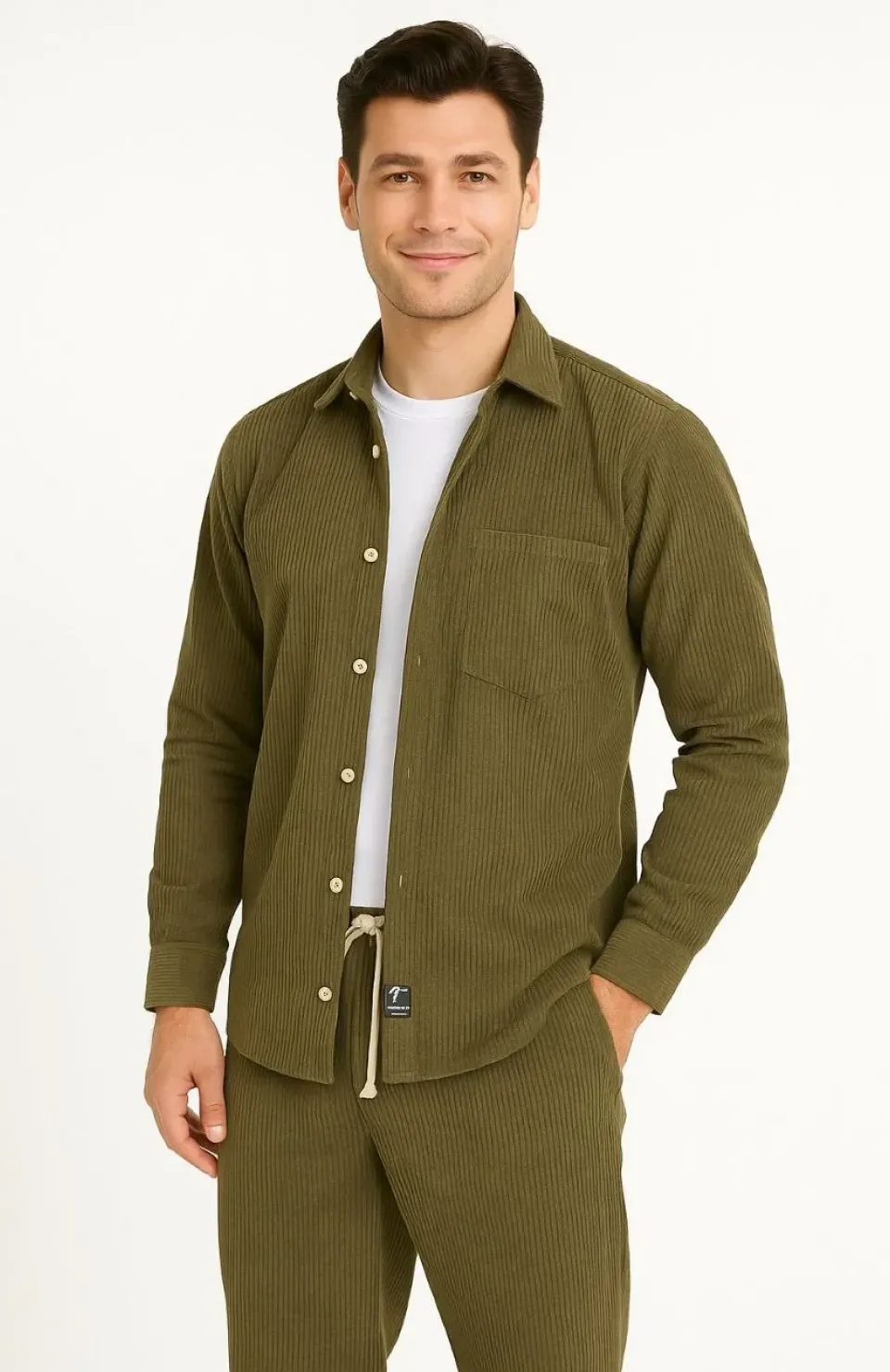 Erkek Kadife Oversize Takım – Gömlek ve Pantolon İkili Set Füme Corduroy Şıklığı, Rahat ve Zarif Duruş Yumuşak Dokulu Kadife Kumaş, Düğmeli Gömlek Üst ve Lastikli Pantolon Alt Parça ile Gün Boyu Konfor- Haki