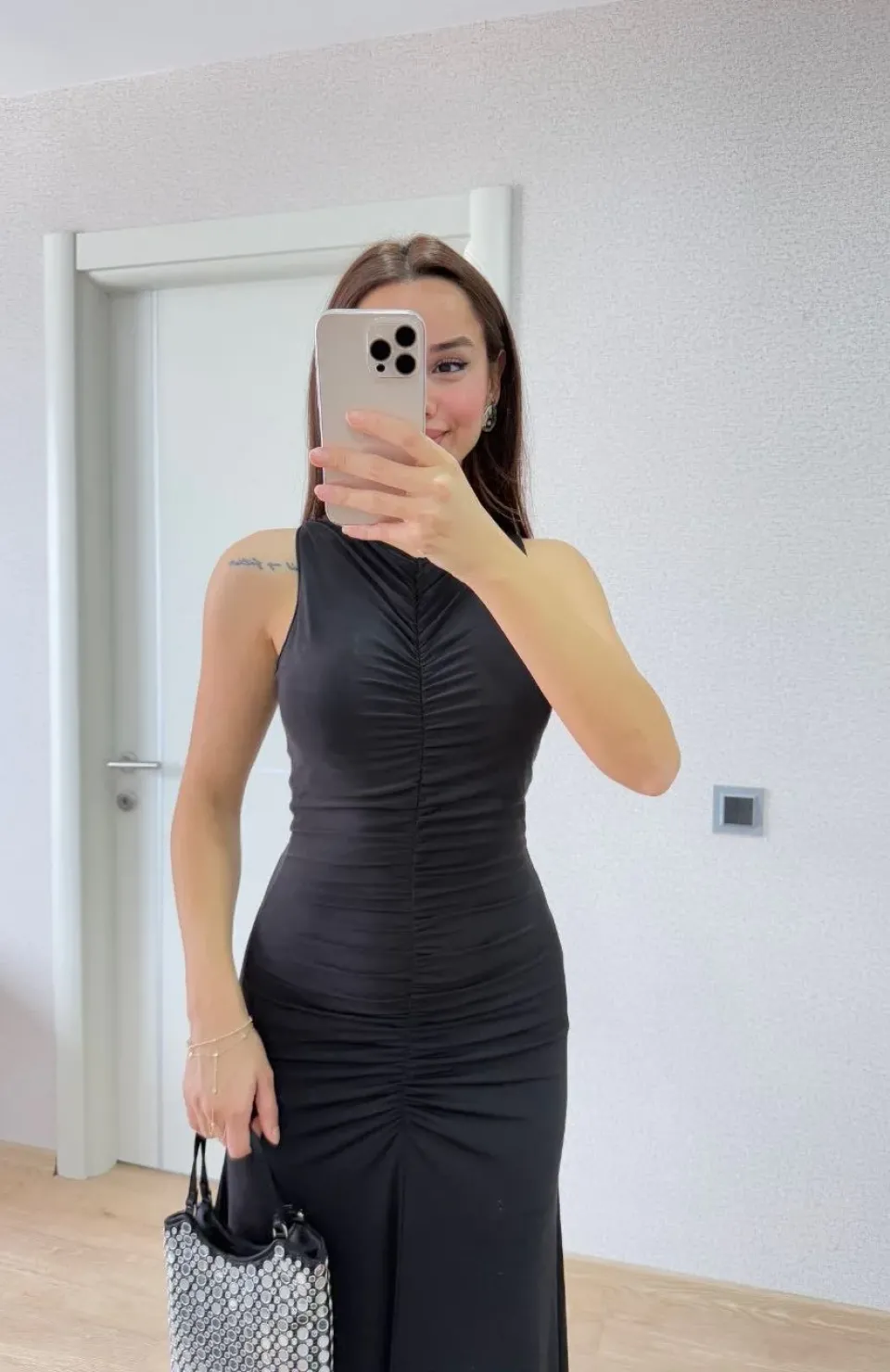 Bürümcük Kumaşlı İçi Astarlı Üzgülü Kolsuz Büzgülü Uzun Elbise - Siyah