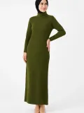 Kadın Tesettür Triko Elbise – Boğazlı Uzun Fitilli Dokuma, Esnek Tam Kalıp, 130 cm Midi Boy, Bahar & Kış Şık Rahat Stil - Haki