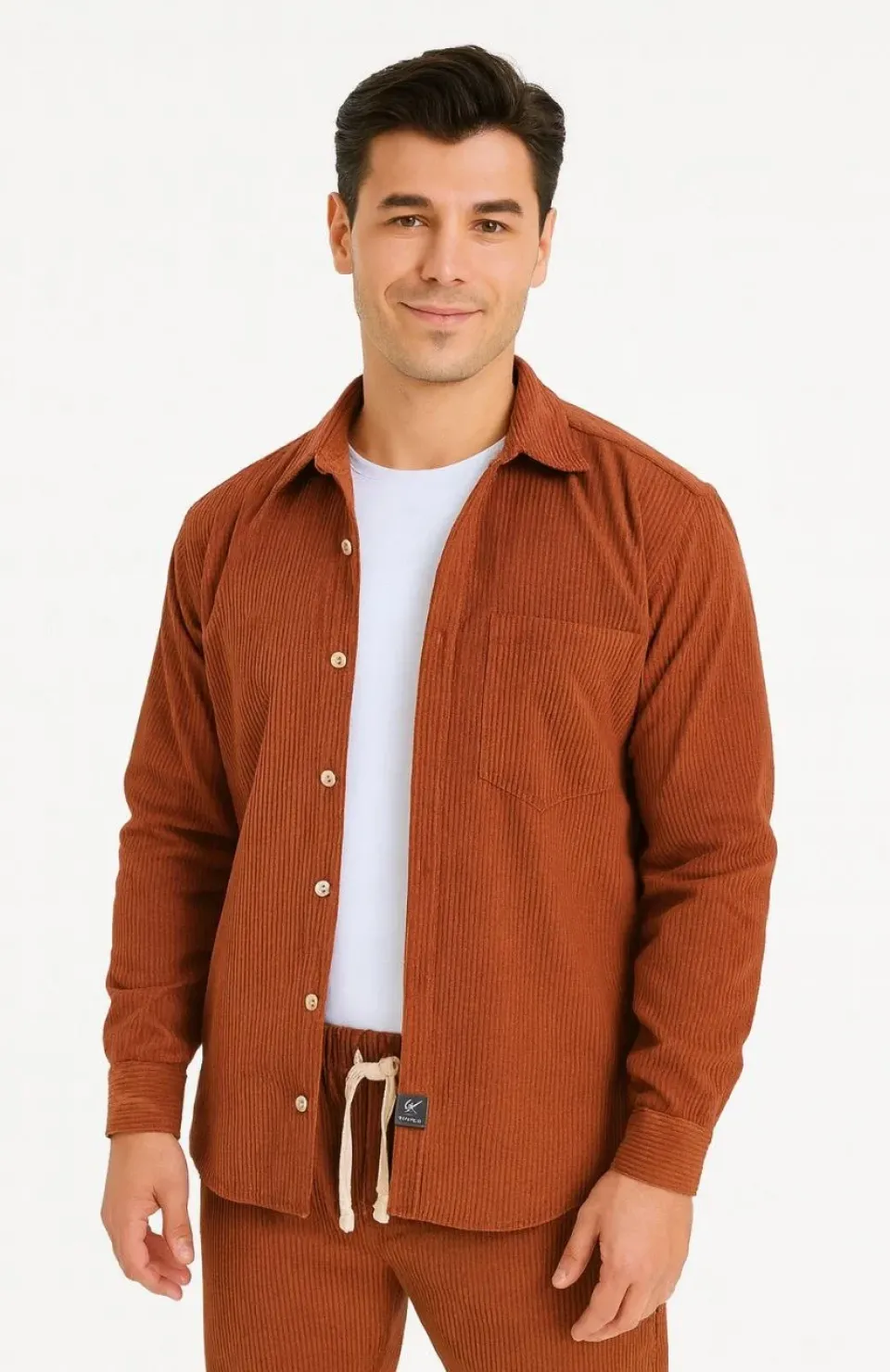 Erkek Kadife Oversize Takım – Gömlek ve Pantolon İkili Set Füme Corduroy Şıklığı, Rahat ve Zarif Duruş Yumuşak Dokulu Kadife Kumaş, Düğmeli Gömlek Üst ve Lastikli Pantolon Alt Parça ile Gün Boyu Konfor- Kiremit