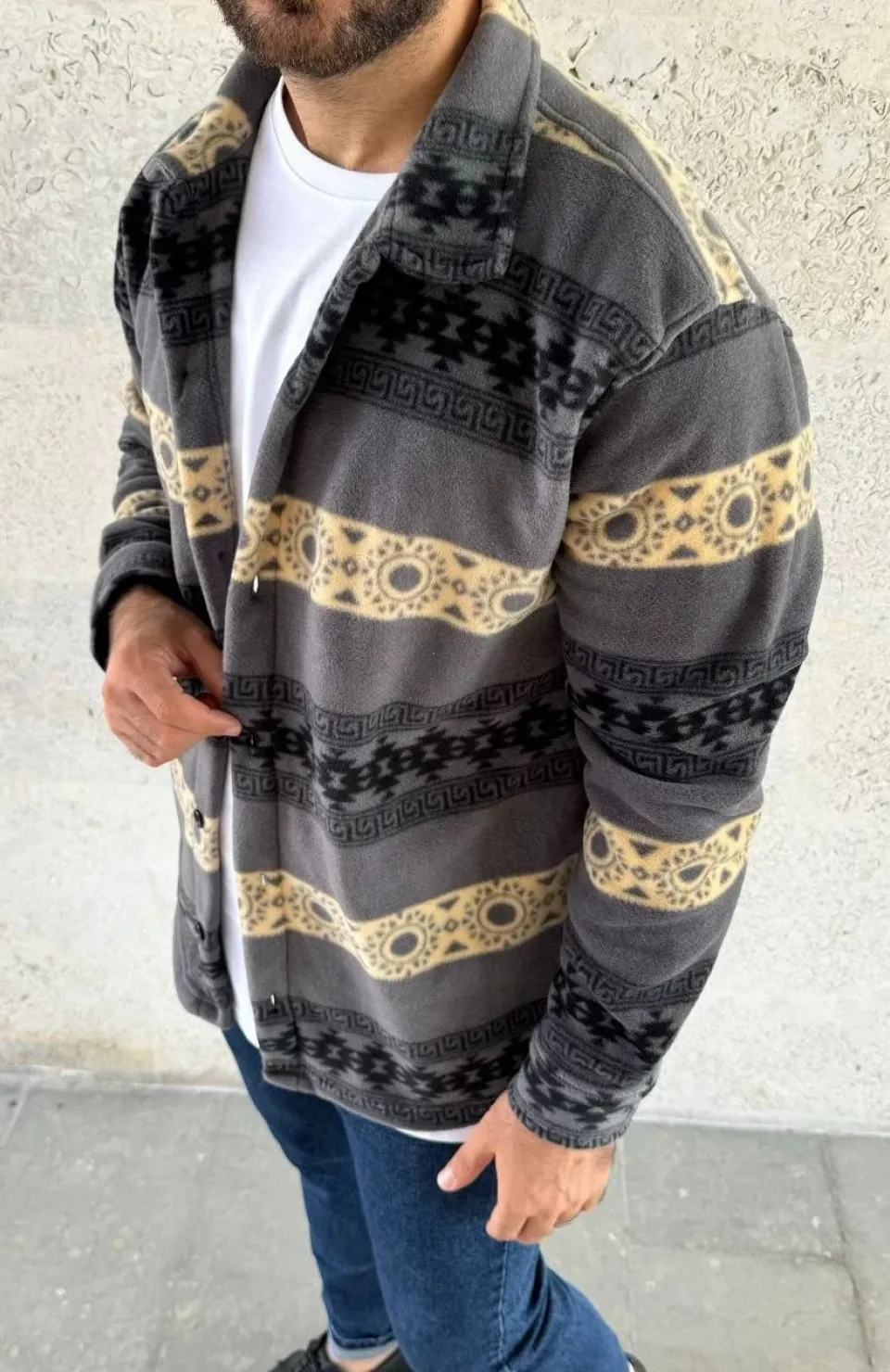 Erkek Desenli Polar Gömlek – Etnik Şerit Desen Yakalı, Uzun Kollu, Düğmeli, Oversize Rahat Kalıp - Füme