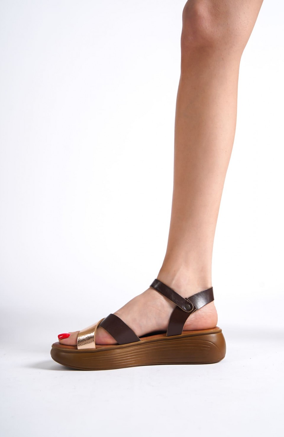 Acı Kahve Altın Detaylı Hakiki Deri Sandalet TR31MY58G Somersan Giyim | Kadın, Erkek ve Çocuk Moda