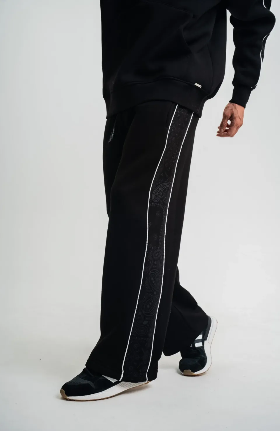 Üç İplik İçi Pamuklu Ara Biyeli Baskılı Baggy Eşofman Pantolon - Siyah Somersan Giyim | Kadın, Erkek ve Çocuk Moda