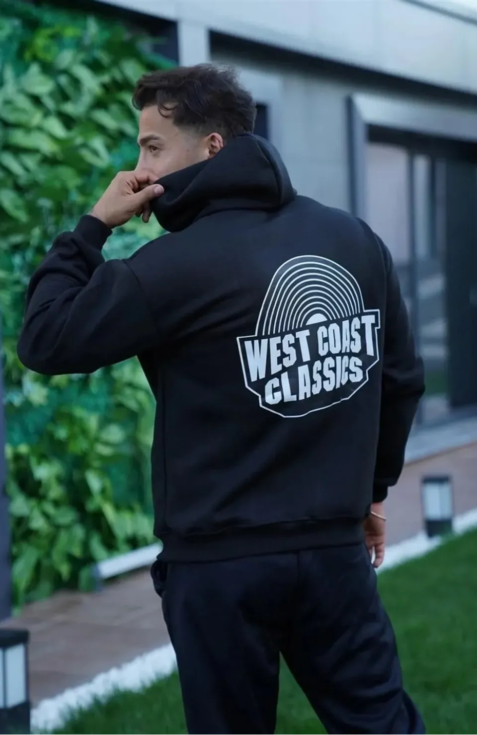 Erkek Oversize Üç İplik Kapüşonlu Sweatshirt – Siyah Sırt ve Ön Baskılı, Kanguru Cepli, Rahat Kalıp, İçi Pamuklu ModeL-Siyah