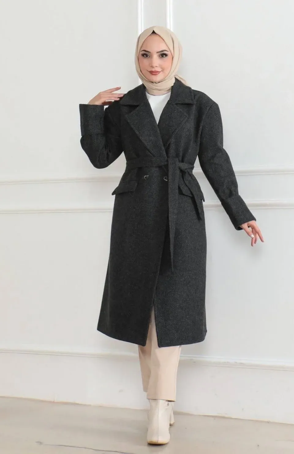 Kadın Kaşe Kaban – Uzun Boy 115 cm Kruvaze Yaka Kuşaklı Astarlı Kışlık Tesettür Kaban, Yünlü Dokuma Kaşmir Kumaş, Cepli Oversize Rahat Kalıp Şık Modern Kaban Mont Modeli (Günlük ve Özel Gün Kombinlerine Uygun) - Siyah Somersan Giyim | Kadın, Erkek ve Çocu