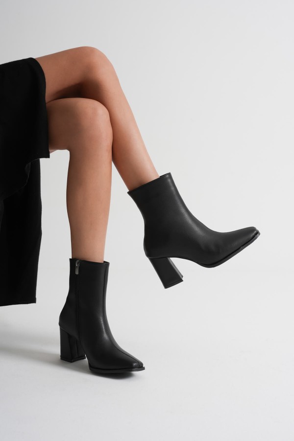Kadın Siyah Topuklu Bot TR08MK02A