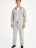 Erkek Kadife Oversize Takım – Gömlek ve Pantolon İkili Set Füme Corduroy Şıklığı, Rahat ve Zarif Duruş Yumuşak Dokulu Kadife Kumaş, Düğmeli Gömlek Üst ve Lastikli Pantolon Alt Parça ile Gün Boyu Konfor- Gri
