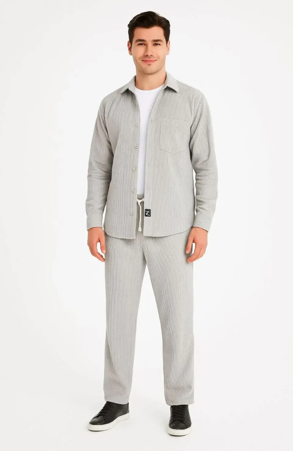 Erkek Kadife Oversize Takım – Gömlek ve Pantolon İkili Set Füme Corduroy Şıklığı, Rahat ve Zarif Duruş Yumuşak Dokulu Kadife Kumaş, Düğmeli Gömlek Üst ve Lastikli Pantolon Alt Parça ile Gün Boyu Konfor- Gri