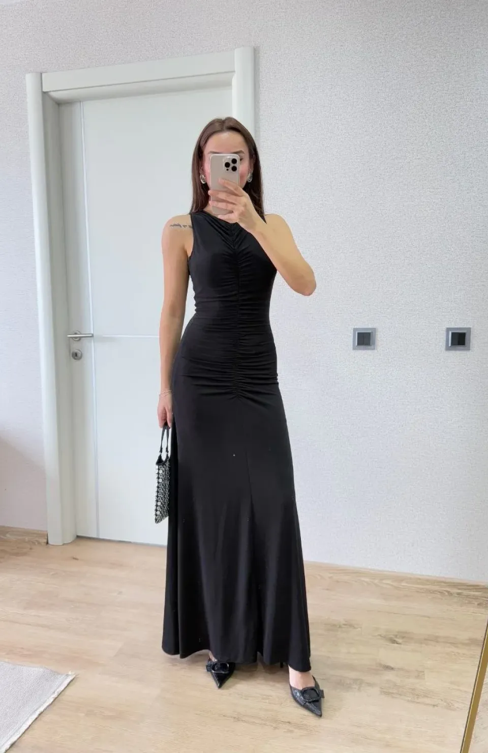 Bürümcük Kumaşlı İçi Astarlı Üzgülü Kolsuz Büzgülü Uzun Elbise - Siyah