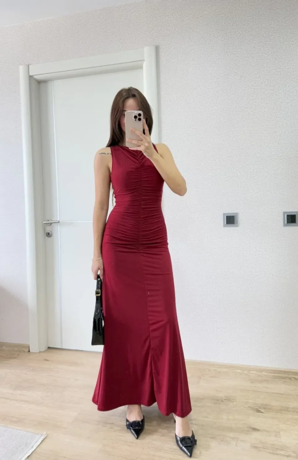 Bürümcük Kumaşlı İçi Astarlı Üzgülü Kolsuz Büzgülü Uzun Elbise - Kırmızı