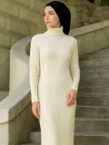 Kadın Tesettür Triko Elbise – Boğazlı Uzun Fitilli Dokuma, Esnek Tam Kalıp, 130 cm Midi Boy, Bahar & Kış Şık Rahat Stil - Beyaz