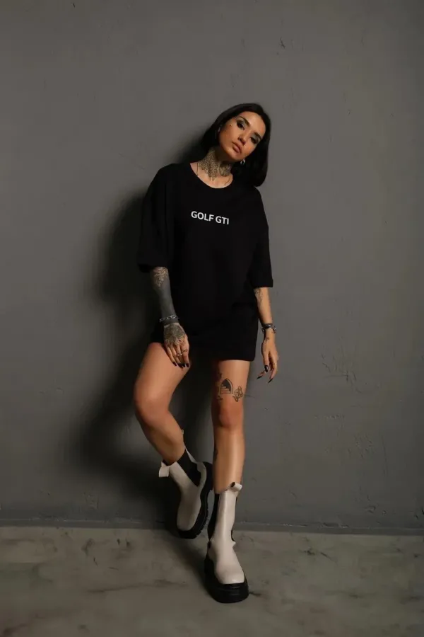 Kadın Oversize Baskılı Tişört – Golf GTI Retro Araba Desenli, Ön & Arka Dijital Baskı, Sokak Modası Stil - Siyah