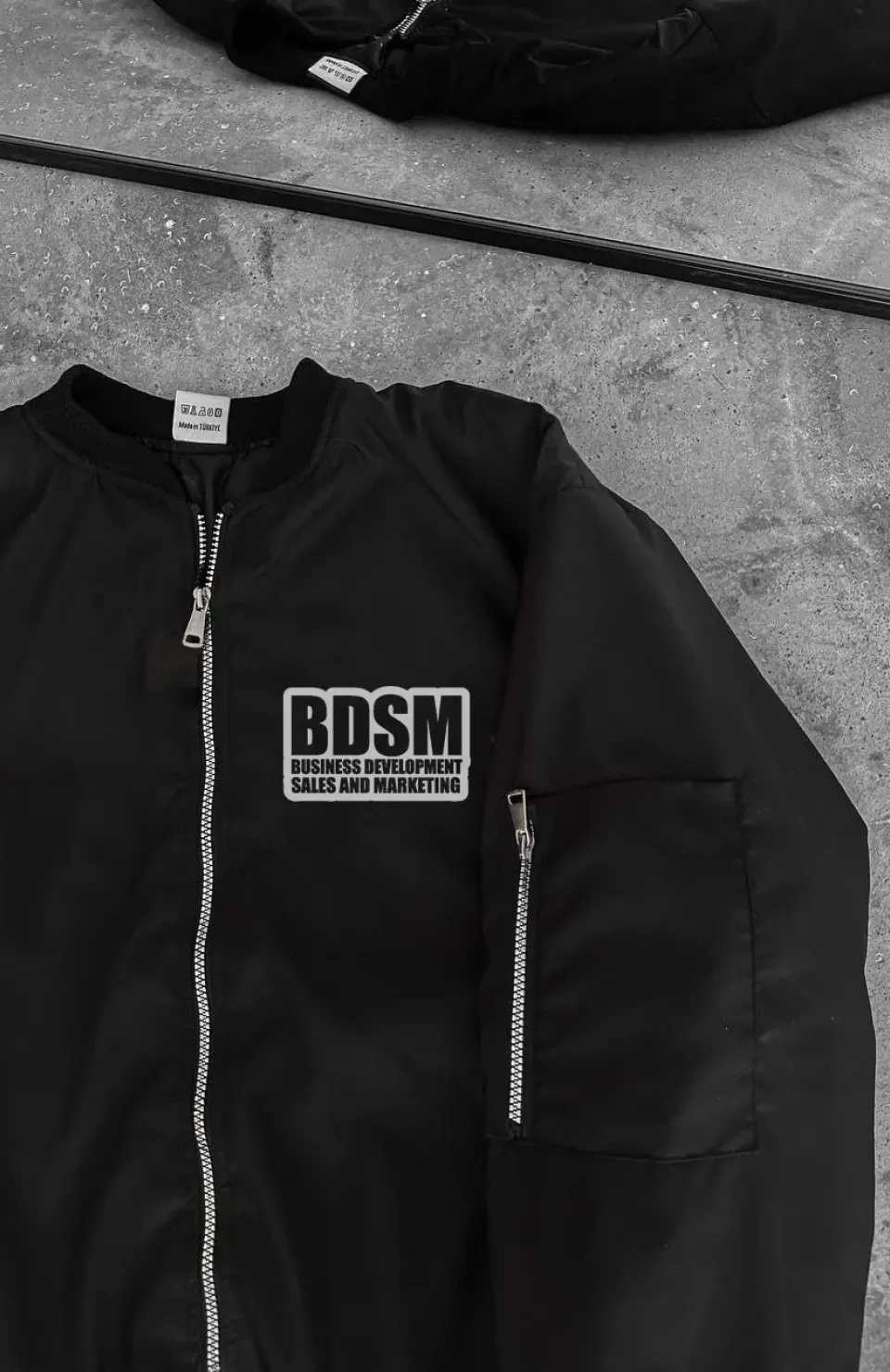 Erkek Siyah Bomber Mont – Fermuarlı, Cepli, Kapitone Astarlı, Göğüs Baskılı Tasarım Günlük Rahat Ceket - Siyah