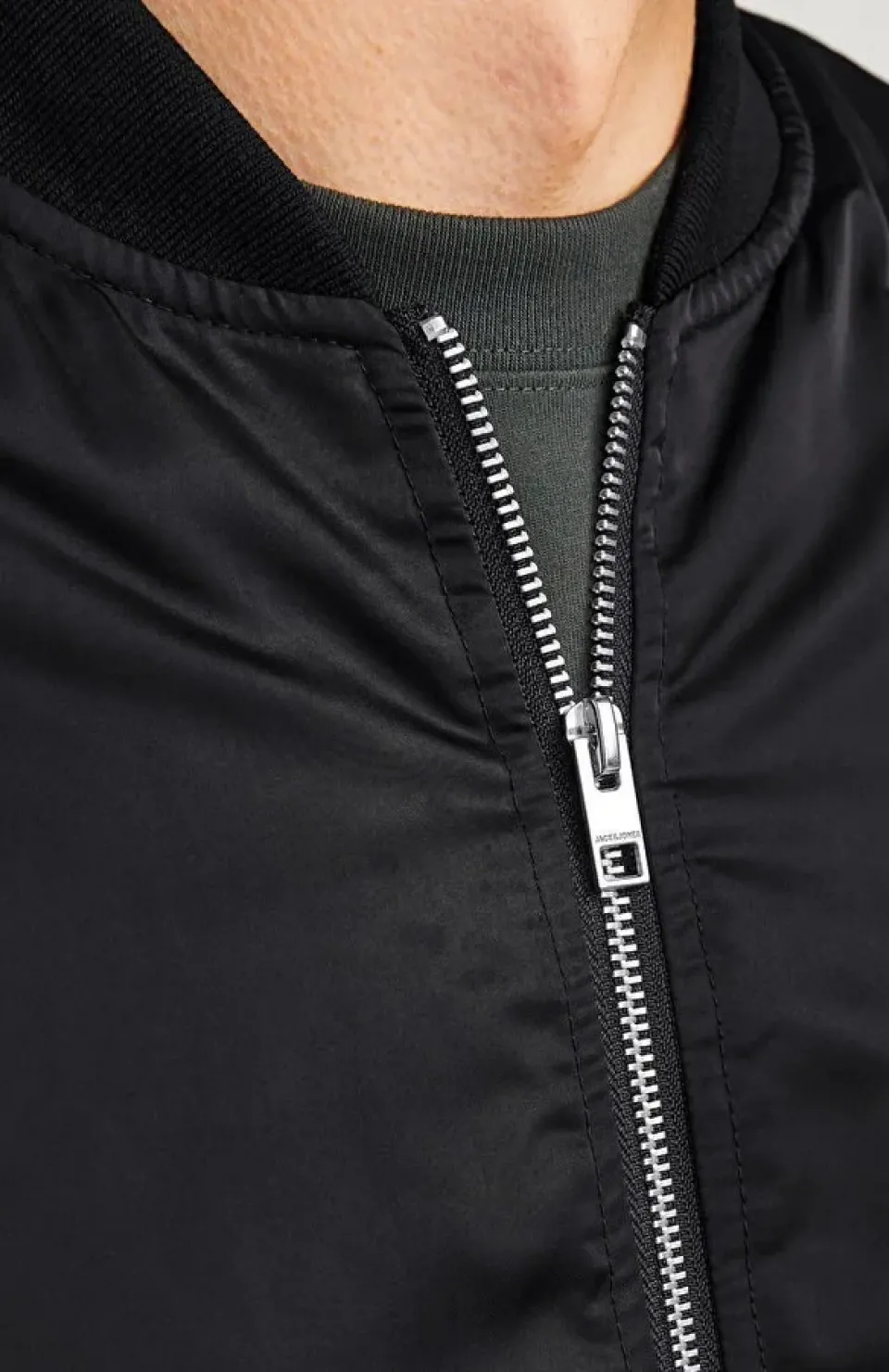 Erkek Siyah Bomber Mont – Fermuarlı, Cepli, Kapitone Astarlı Rahat Günlük Ceket Bahar & Kış Kullanıma Uygun - Siyah