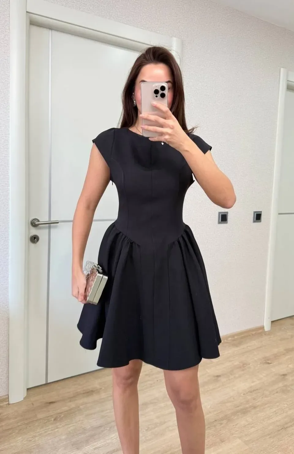 Sırt dekolteli Çan Detaylı Mini Elbise - Siyah