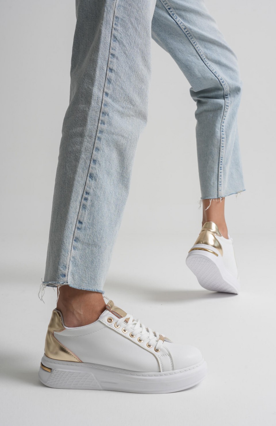 Altın Detaylı Beyaz Kadın Spor Ayakkabı TR01MS03E Somersan Giyim | Kadın, Erkek ve Çocuk Moda