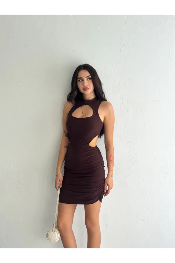 Göğüs ve Yanlar dekolteli Kolsuz Boy Elbise - Kahverengi