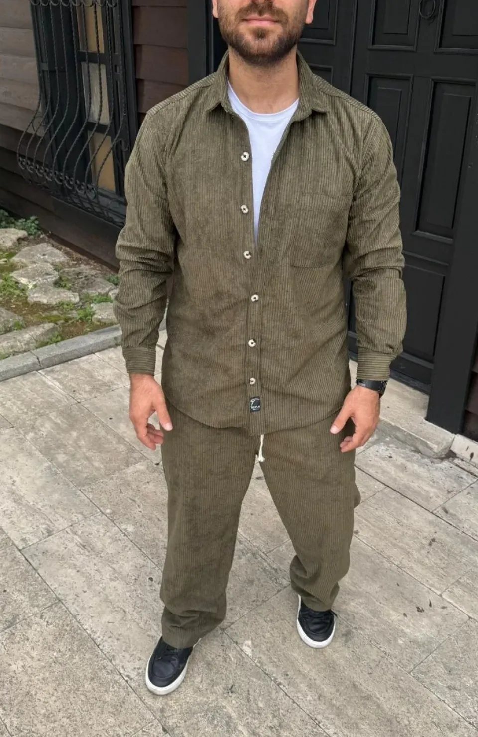 Erkek Kadife Oversize Takım – Gömlek ve Pantolon İkili Set Füme Corduroy Şıklığı, Rahat ve Zarif Duruş Yumuşak Dokulu Kadife Kumaş, Düğmeli Gömlek Üst ve Lastikli Pantolon Alt Parça ile Gün Boyu Konfor- Haki