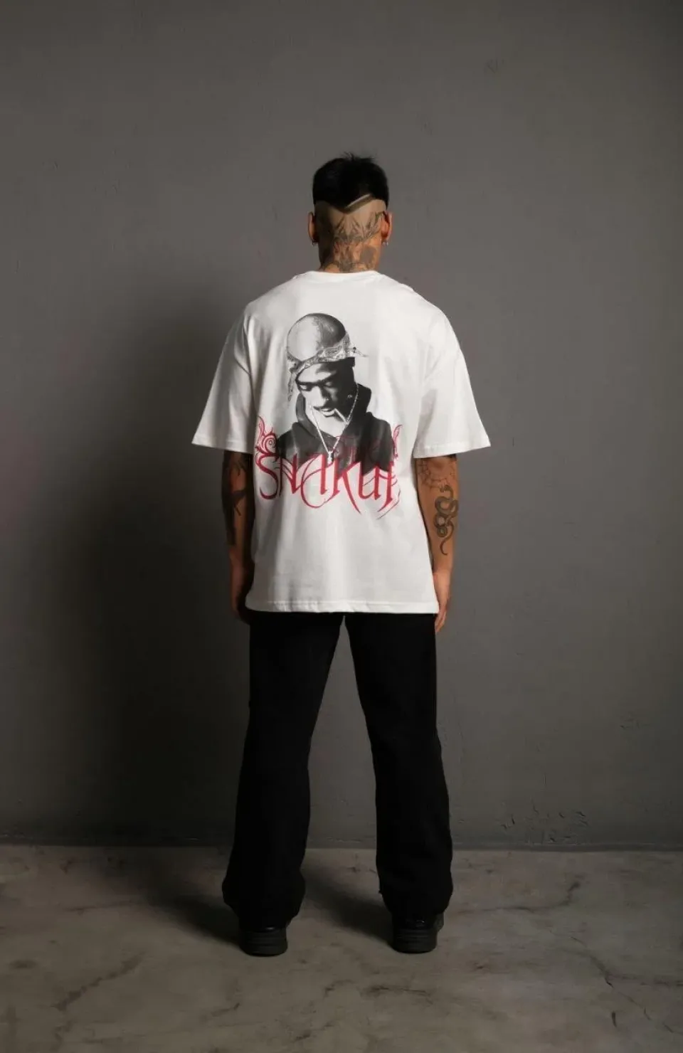 Erkek Oversize Tişört – Beyaz 24/1 Penye Kumaş, Bisiklet Yaka, Ön & Arka Baskılı, Streetwear Tarzı Rahat Büyük Kalıp T-Shirt- Beyaz