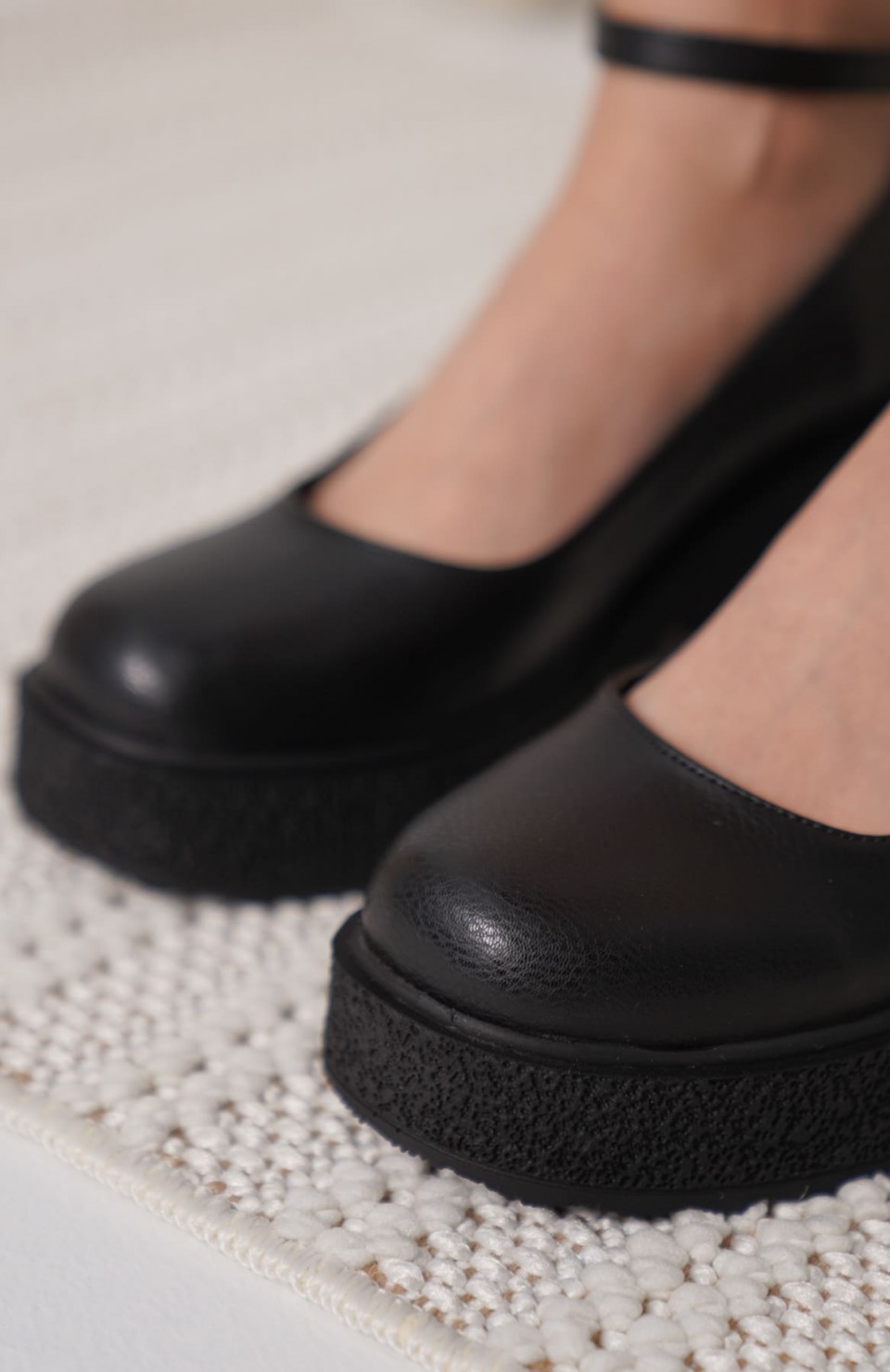 Kadın Siyah Bilekten Baretli Günlük Ayakkabı TR06MS01C Somersan Giyim | Kadın, Erkek ve Çocuk Moda