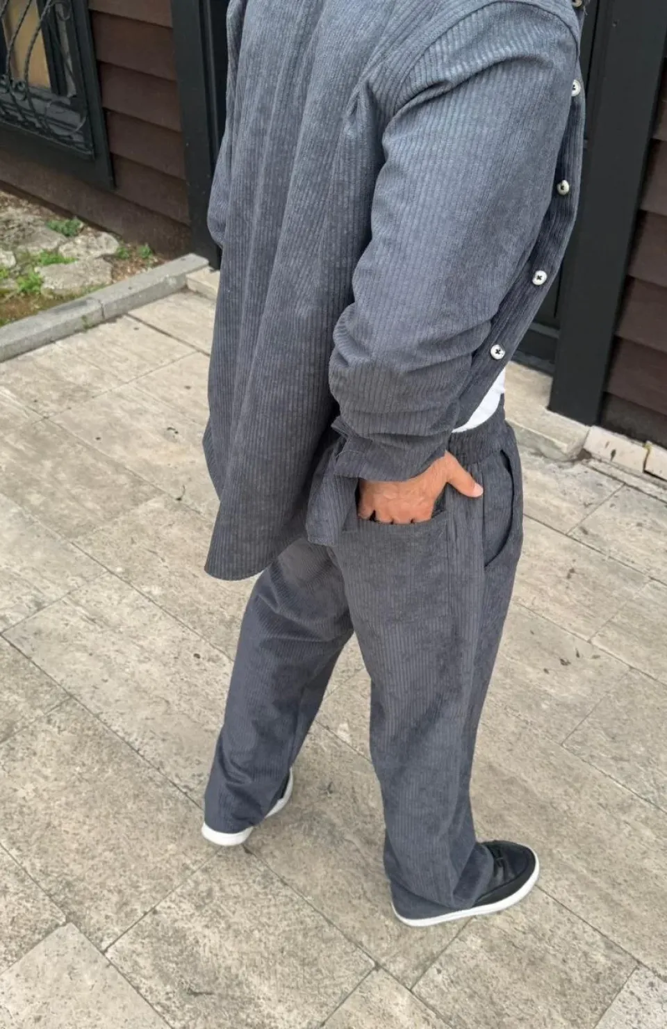 Erkek Kadife Oversize Takım – Gömlek ve Pantolon İkili Set Füme Corduroy Şıklığı, Rahat ve Zarif Duruş Yumuşak Dokulu Kadife Kumaş, Düğmeli Gömlek Üst ve Lastikli Pantolon Alt Parça ile Gün Boyu Konfor- Füme